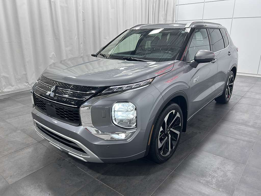 2023 Mitsubishi Outlander - Image 3