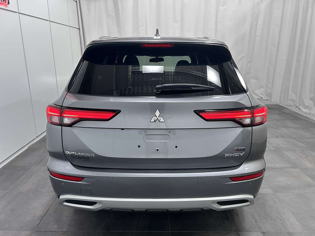 2023 Mitsubishi Outlander - Image 5