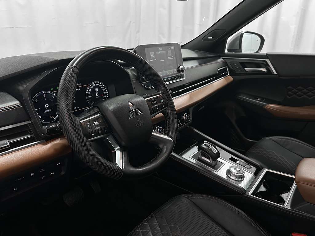 2023 Mitsubishi Outlander - Image 8