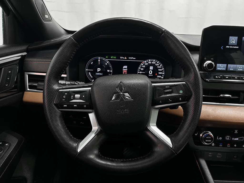 2023 Mitsubishi Outlander - Image 11