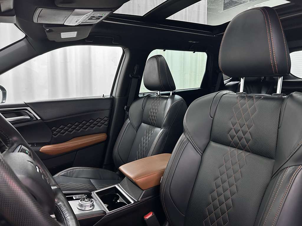 2023 Mitsubishi Outlander - Image 15