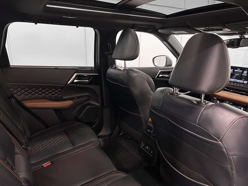 2023 Mitsubishi Outlander - Image 18