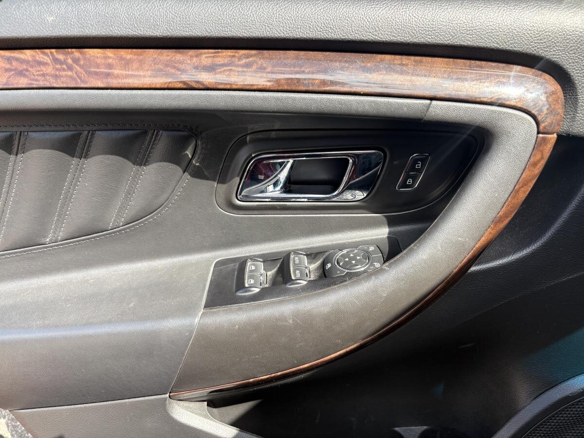 2018 Ford Taurus - Image 14