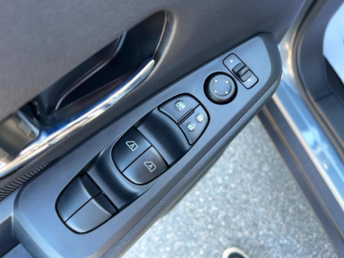 2025 Nissan Kicks Play - Image 14