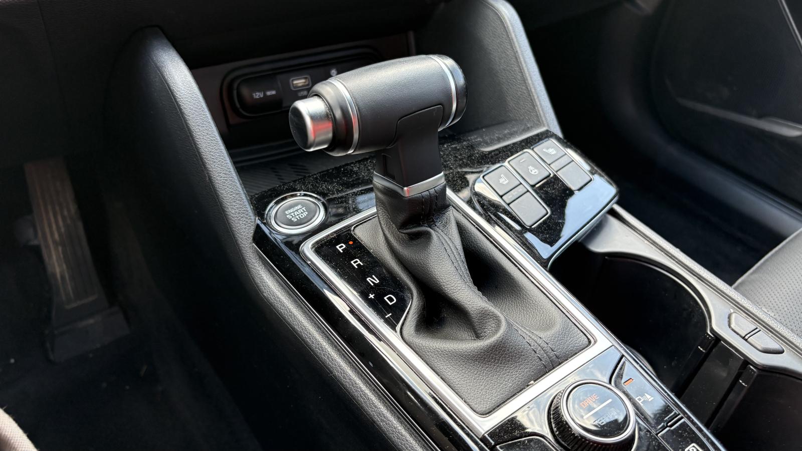 2025 Kia Sportage - Image 24