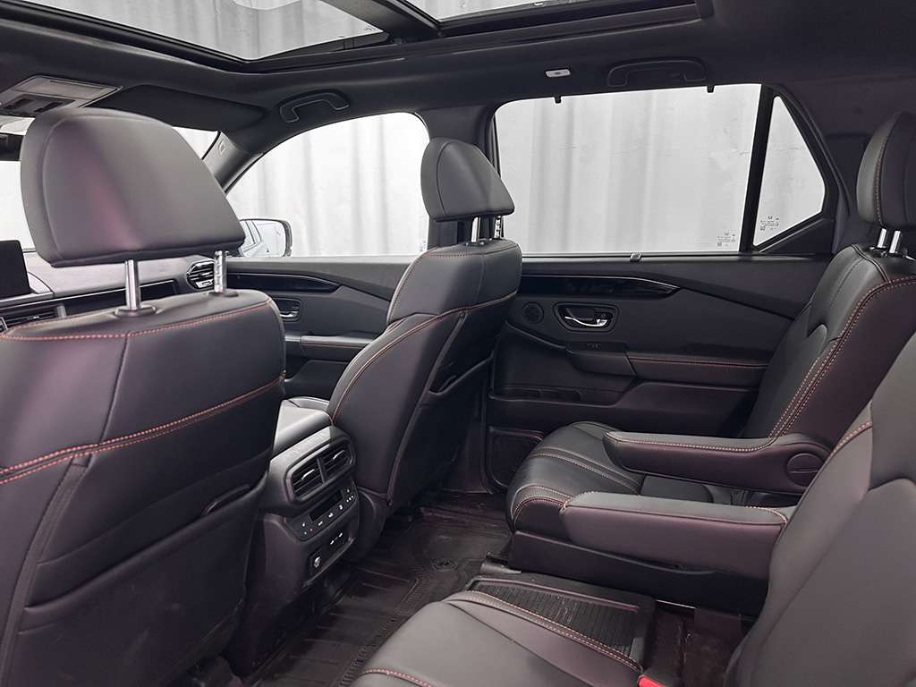 2025 Honda Pilot - Image 17