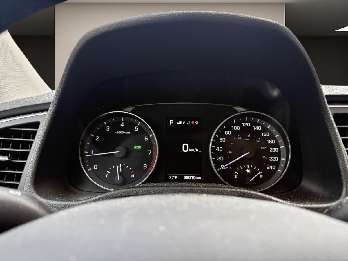 2017 Hyundai Elantra - Image 10