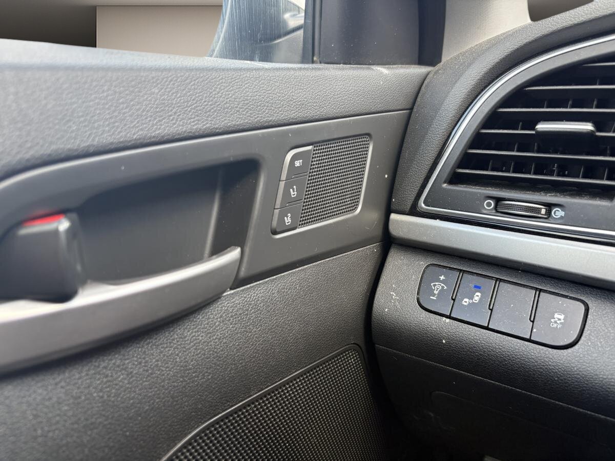 2017 Hyundai Elantra - Image 16