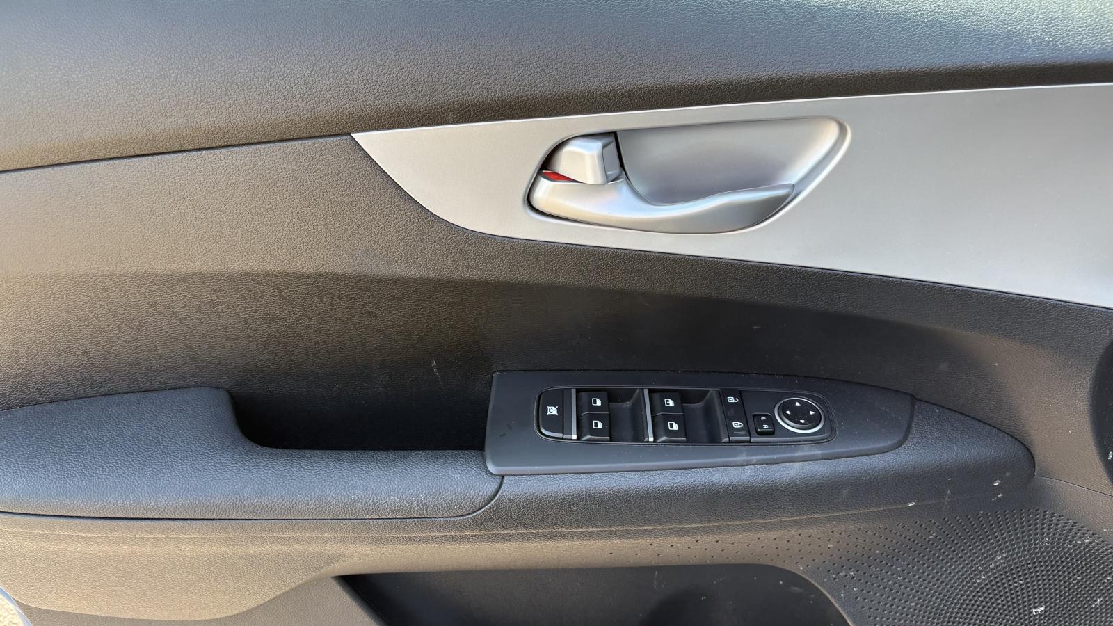 2023 Kia Forte - Image 9