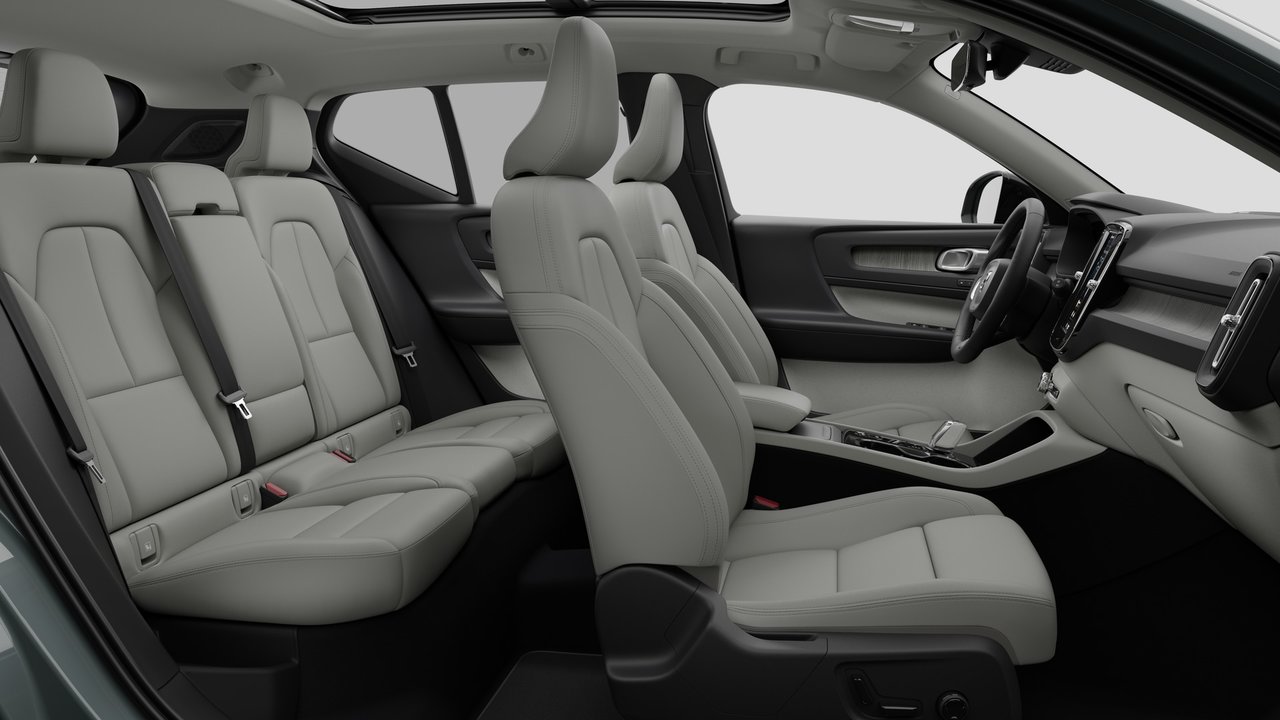 2026 Volvo XC40 - Image 13