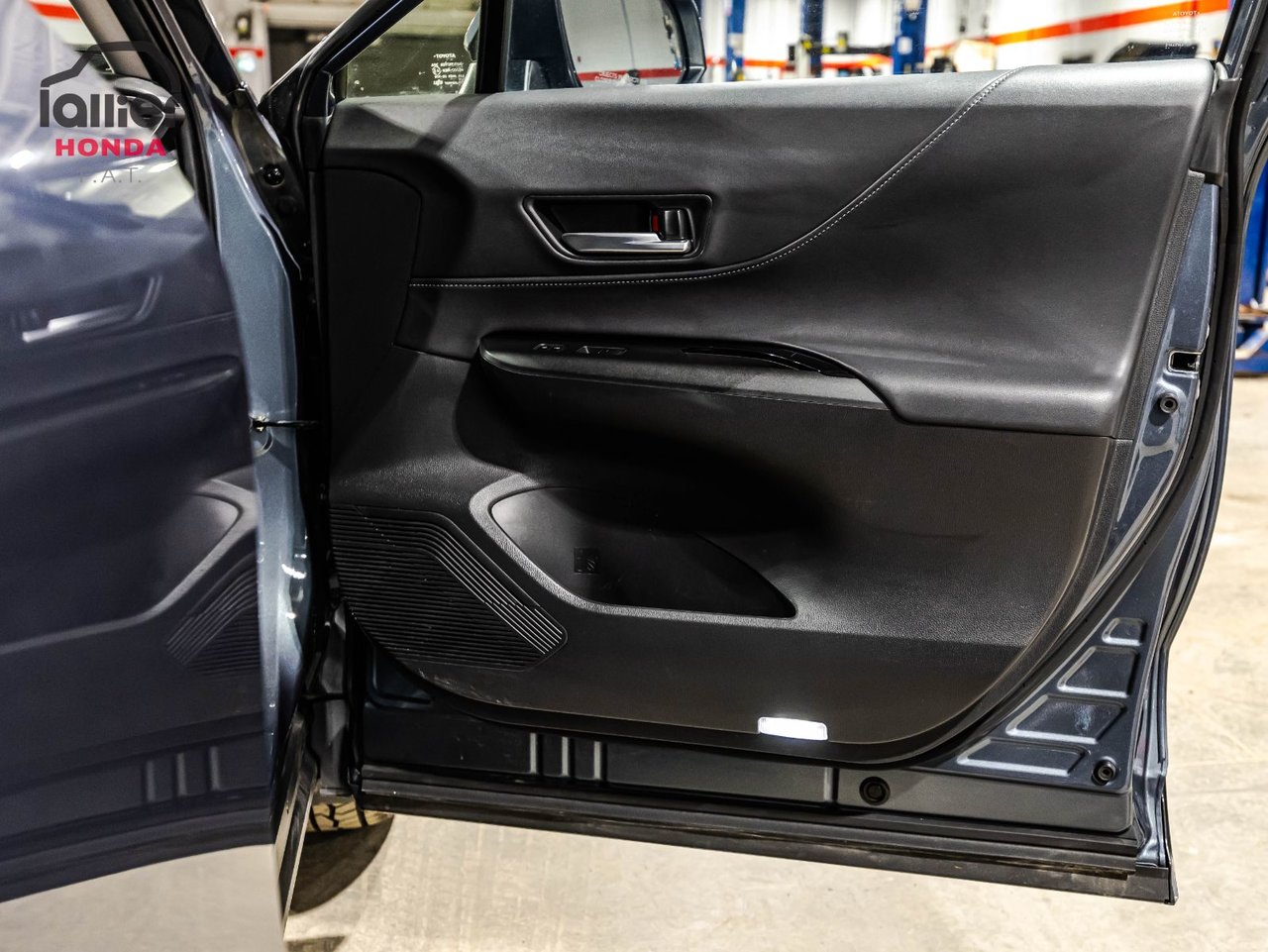 2024 Toyota Venza - Image 17