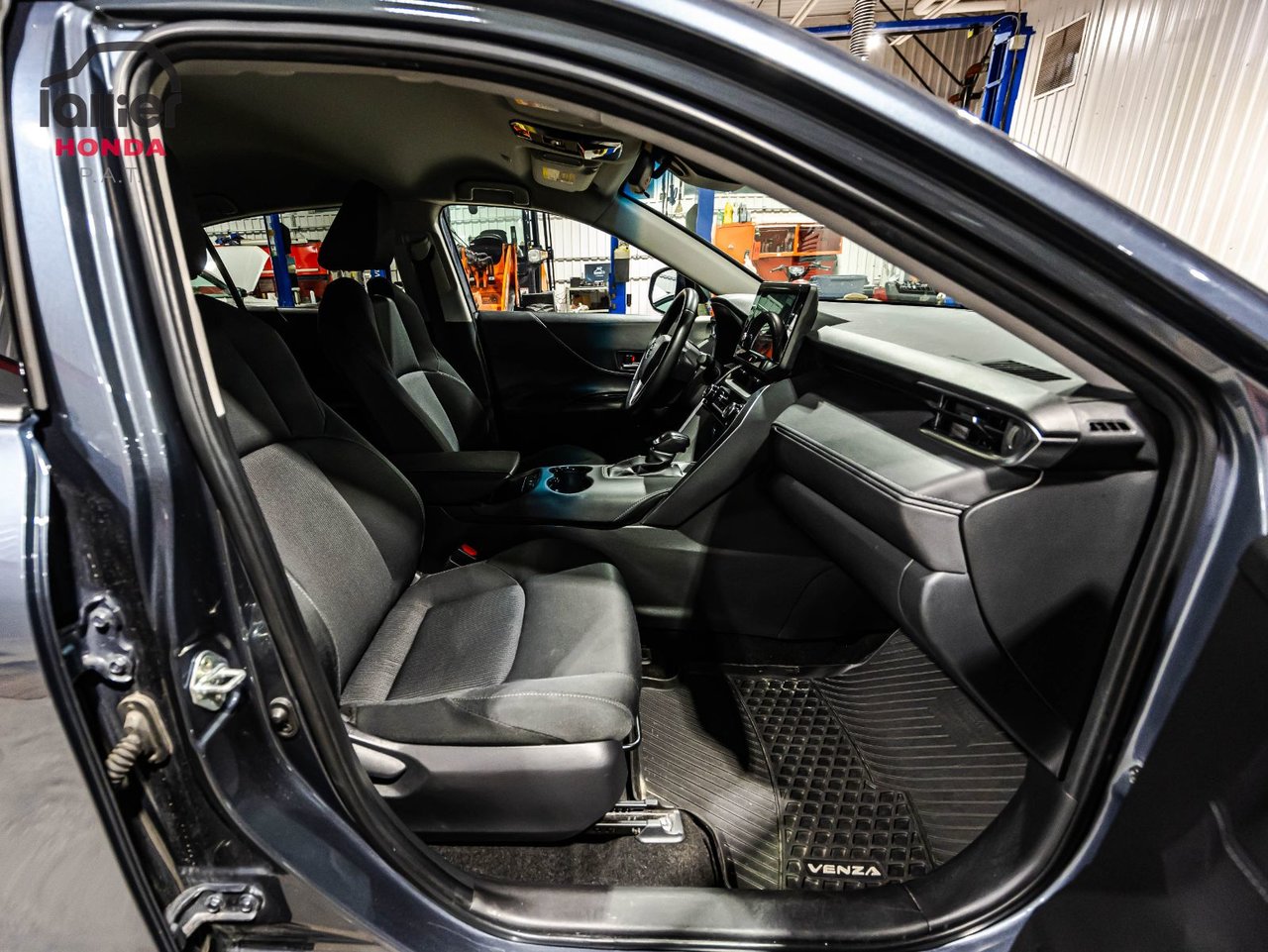 2024 Toyota Venza - Image 18