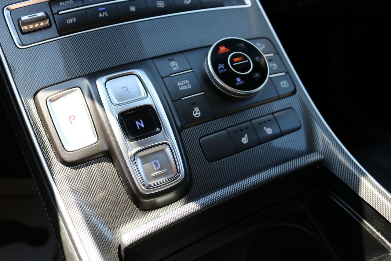 2022 Hyundai Santa Fe - Image 15