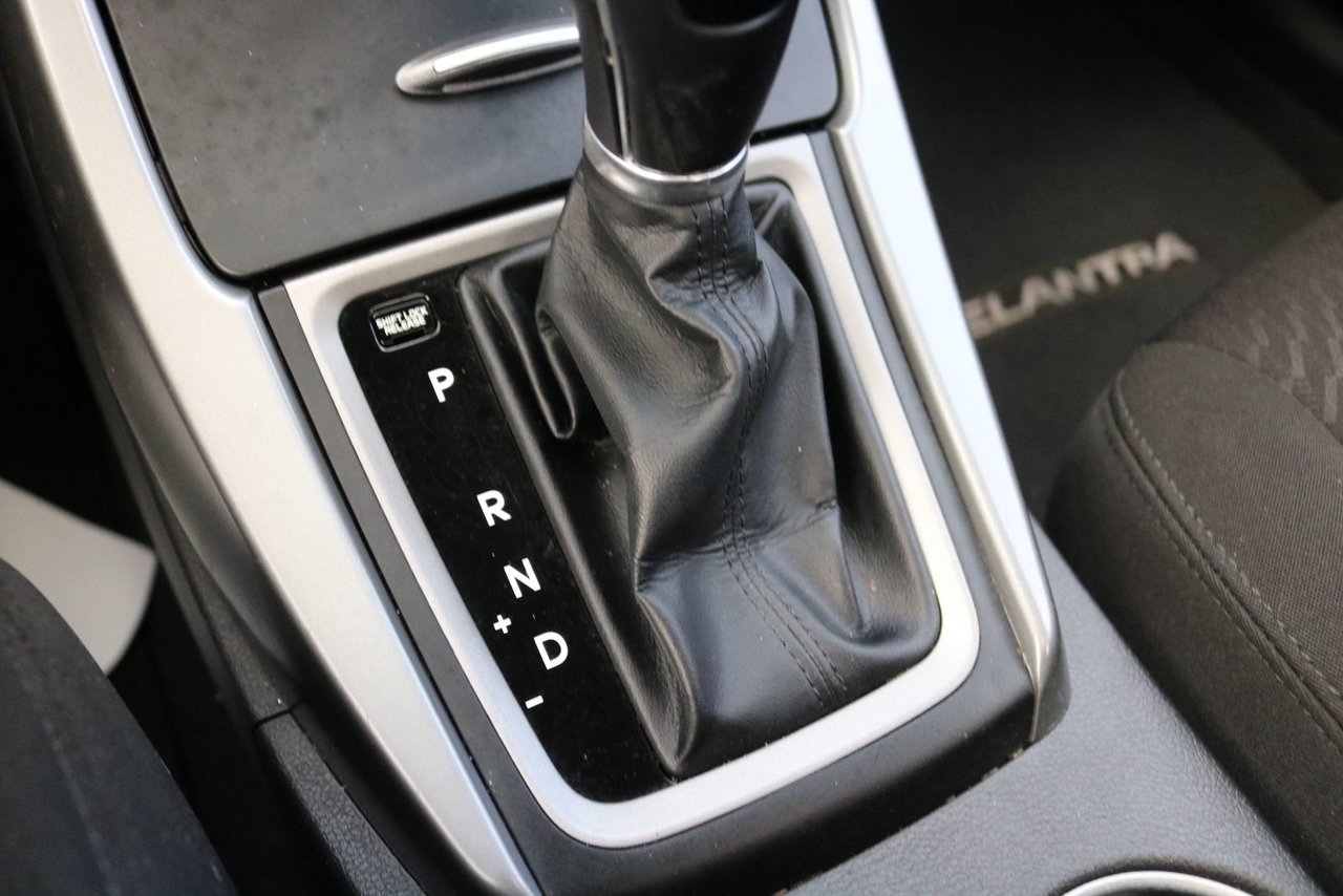 2016 Hyundai Elantra - Image 13