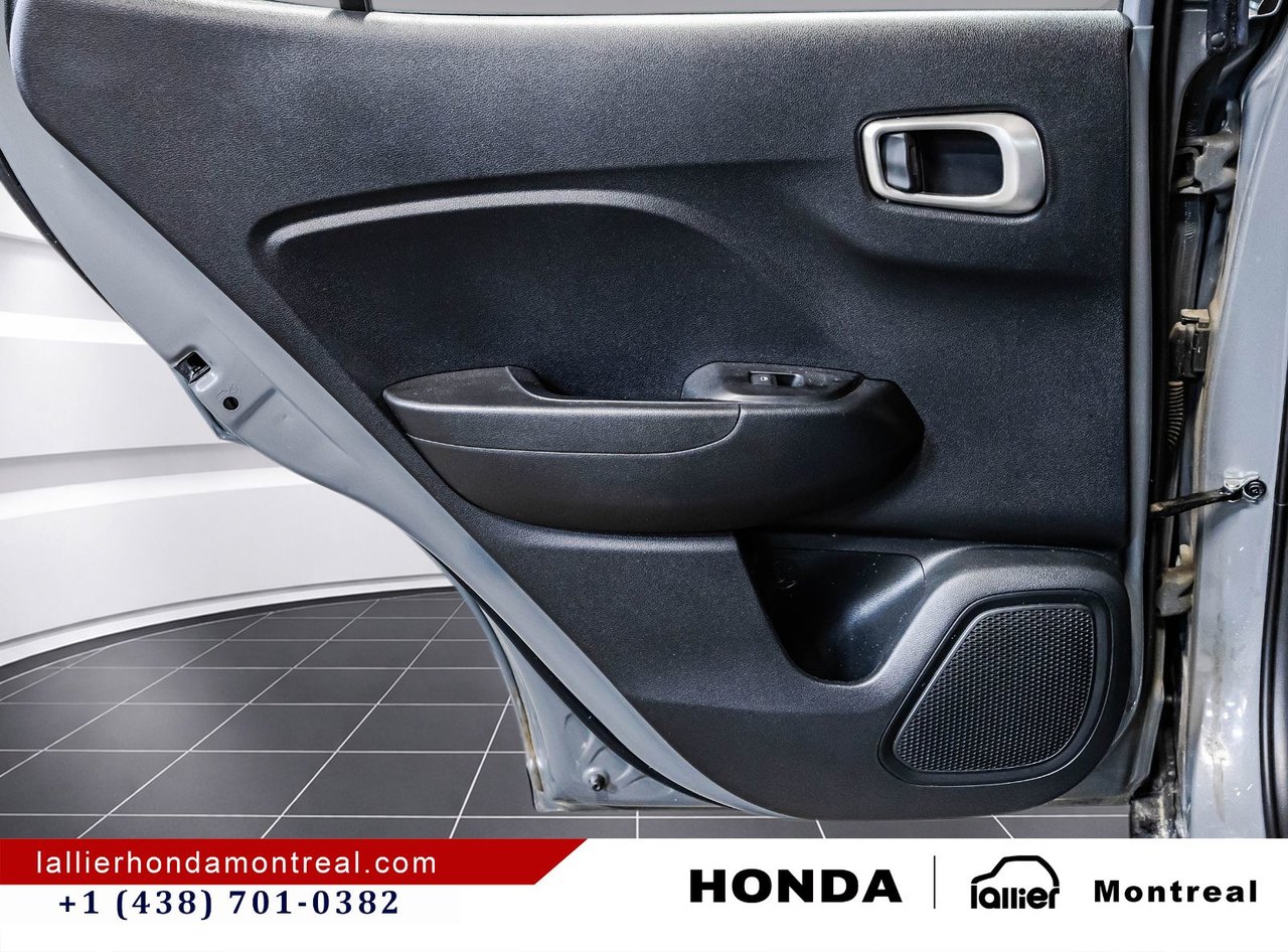 2022 Hyundai Venue - Image 13
