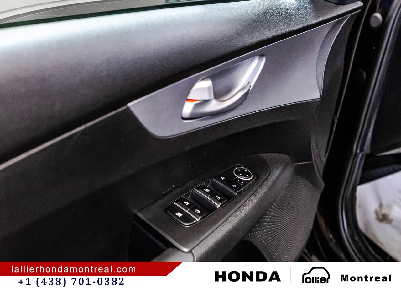 2023 Kia Forte - Image 11