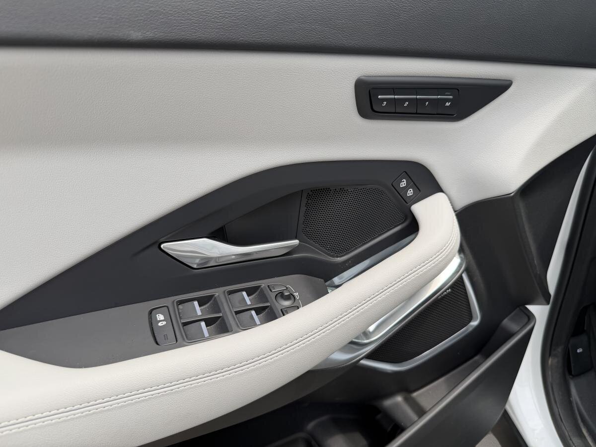 2024 Jaguar E-PACE - Image 12