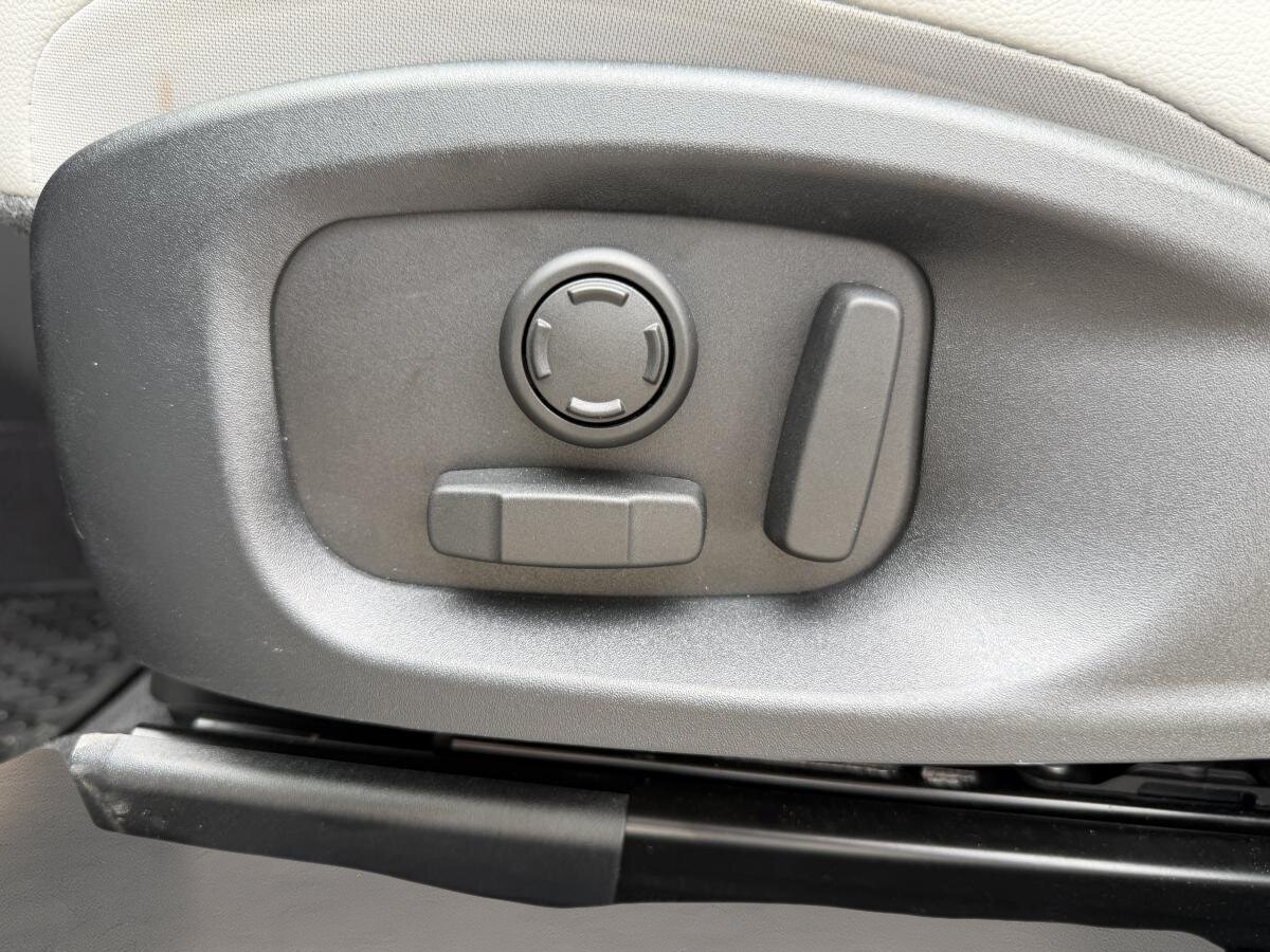 2024 Jaguar E-PACE - Image 13