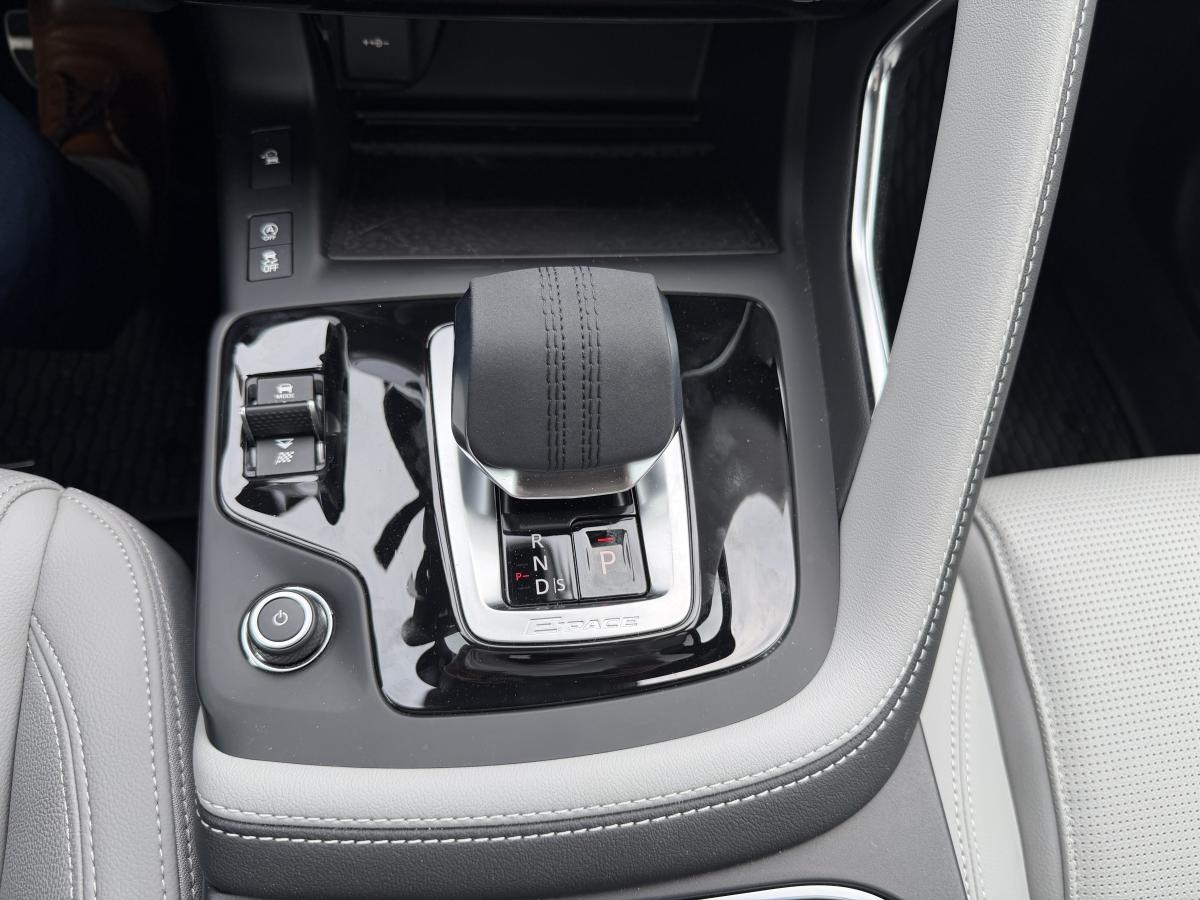 2024 Jaguar E-PACE - Image 18