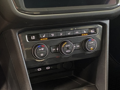 2021 Volkswagen Tiguan - Image 28