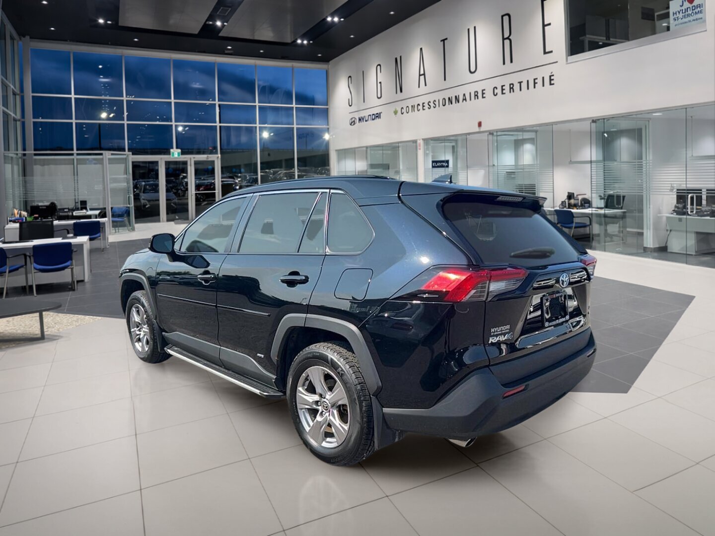 2023 Toyota RAV4 - Image 7