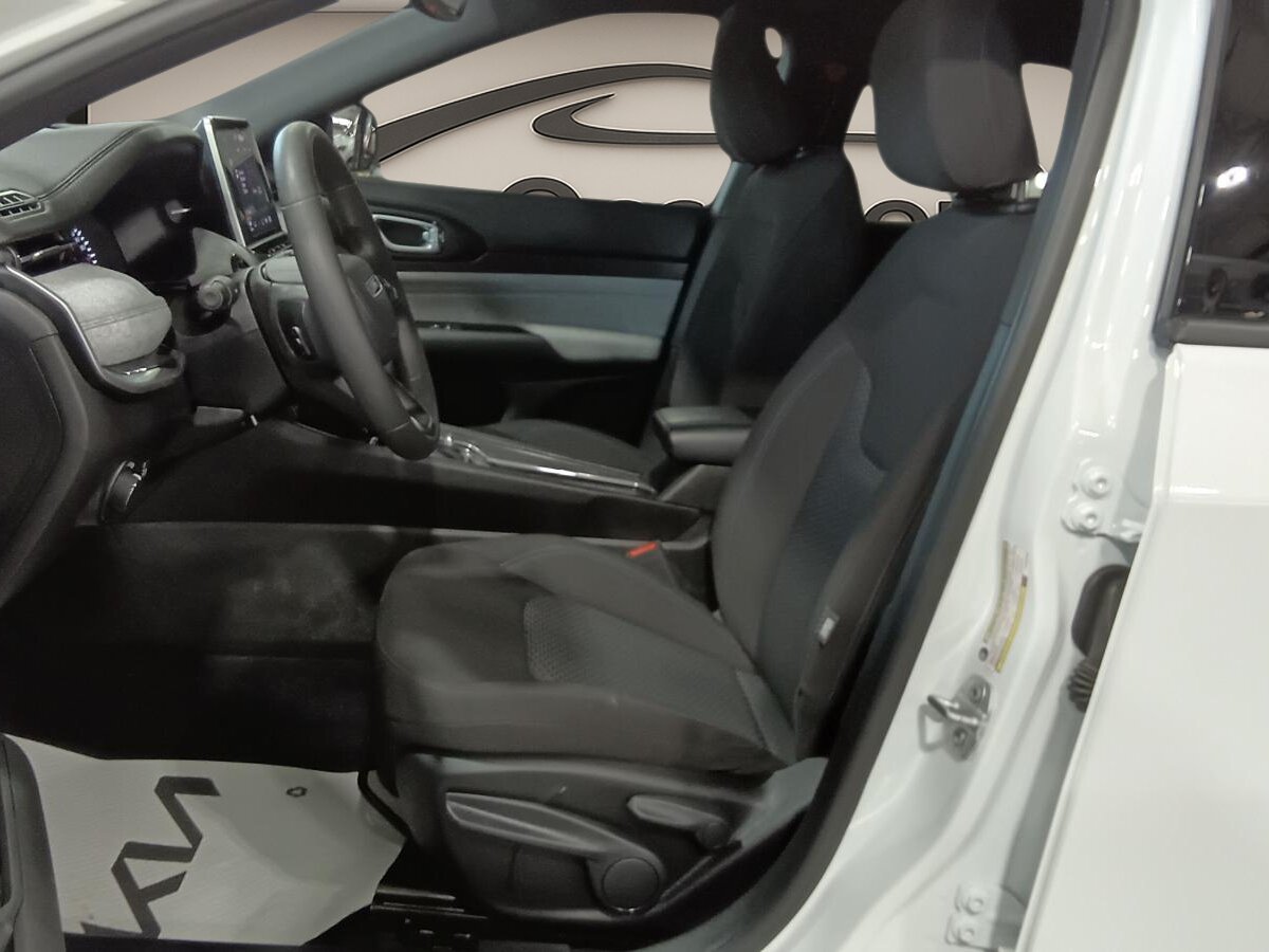 2025 Jeep Compass - Image 16