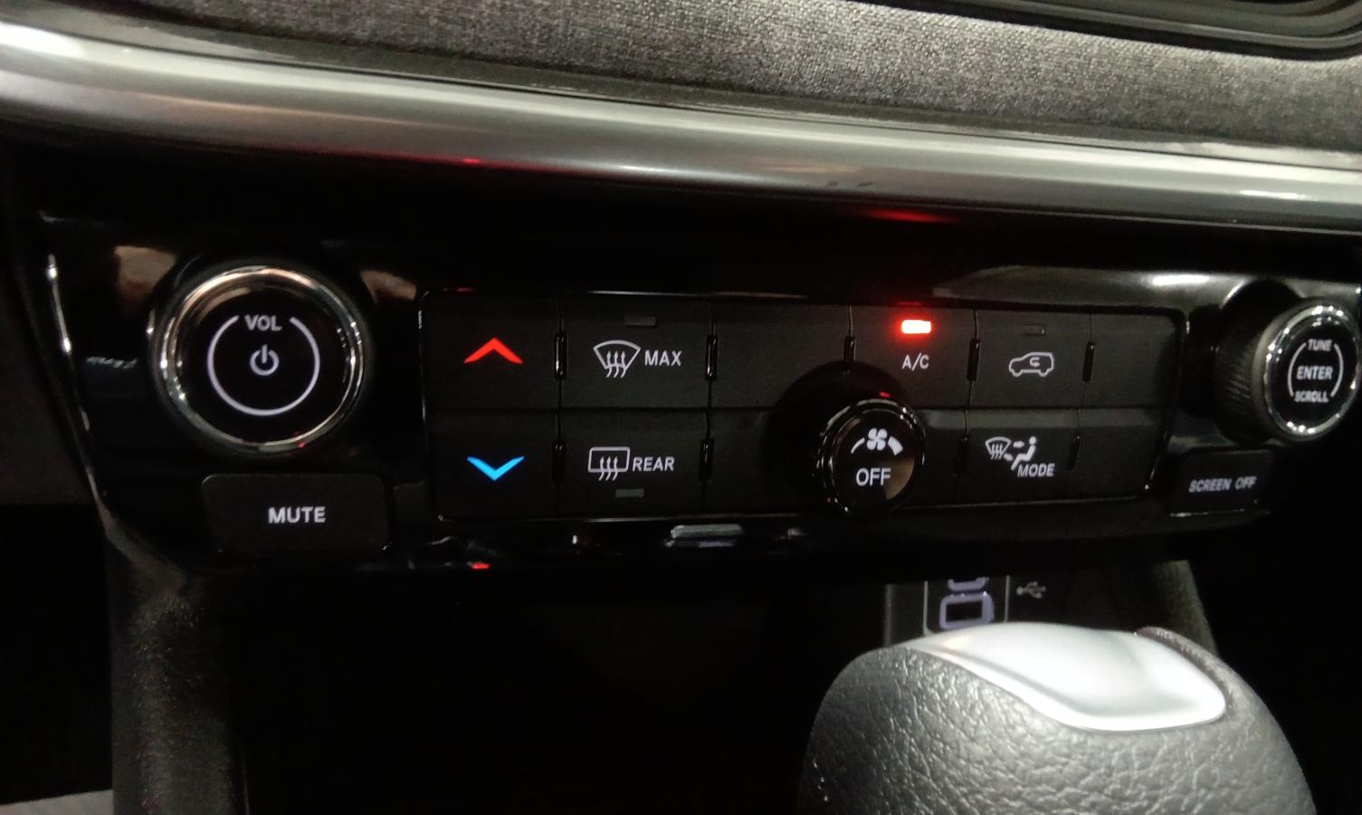 2025 Jeep Compass - Image 30