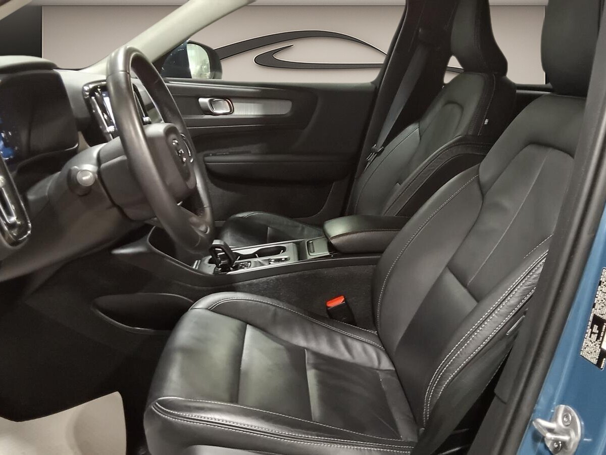 2023 Volvo XC40 - Image 12