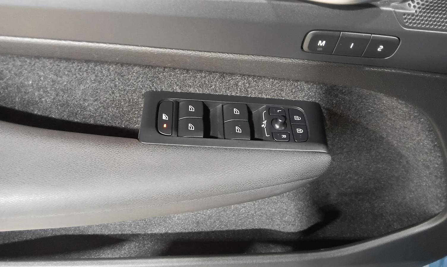 2023 Volvo XC40 - Image 14