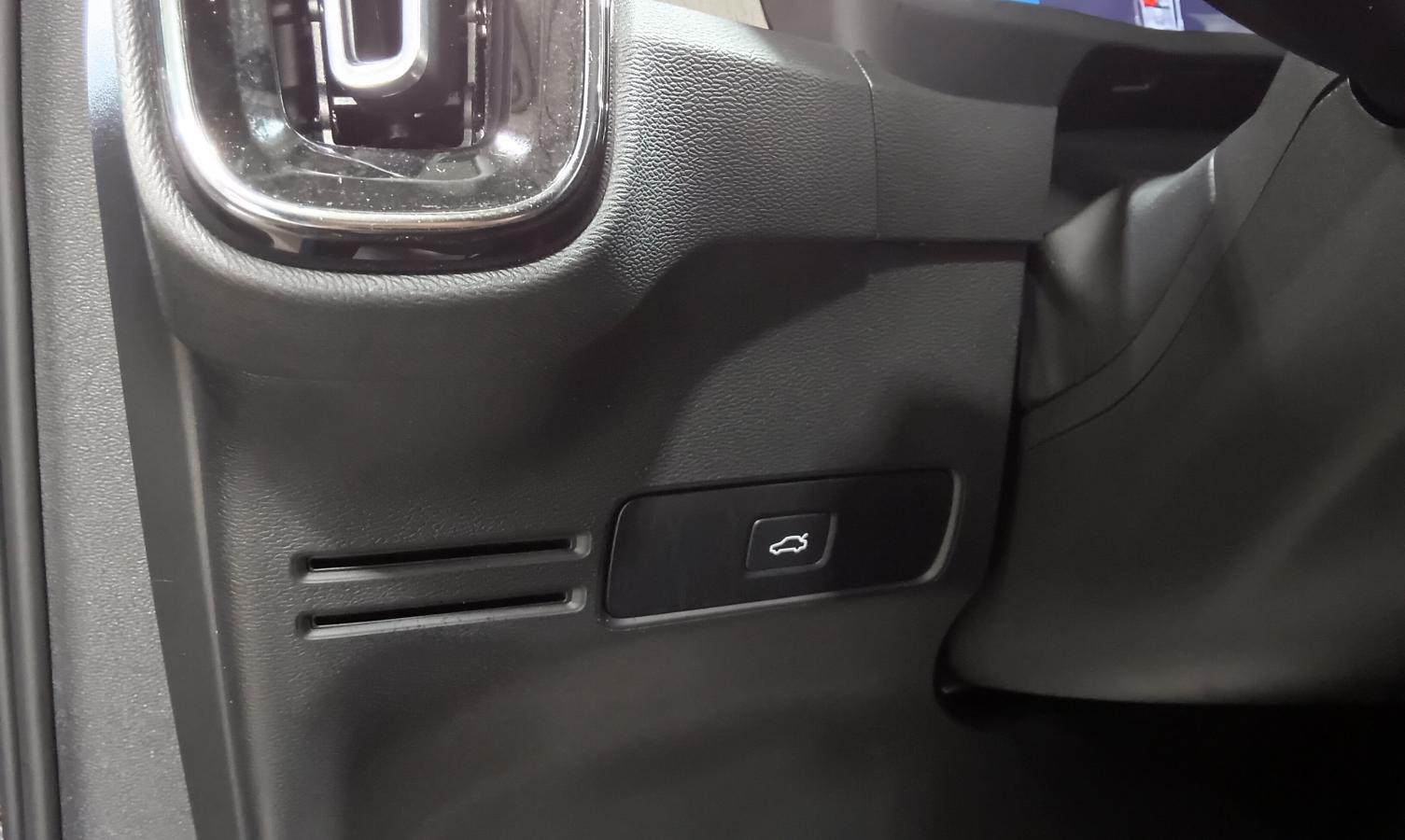 2023 Volvo XC40 - Image 16