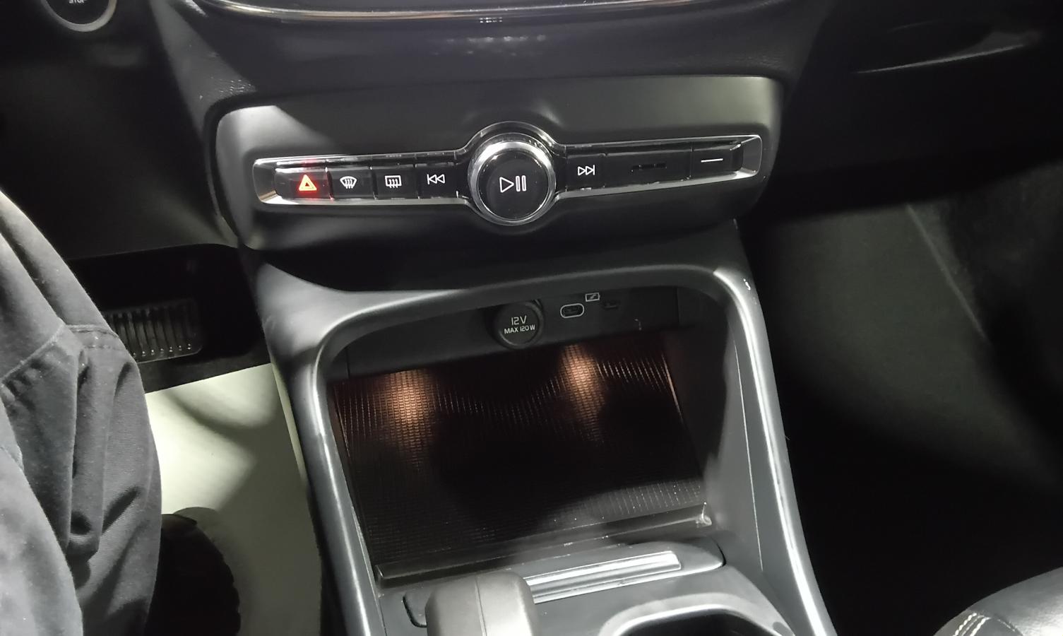 2023 Volvo XC40 - Image 17