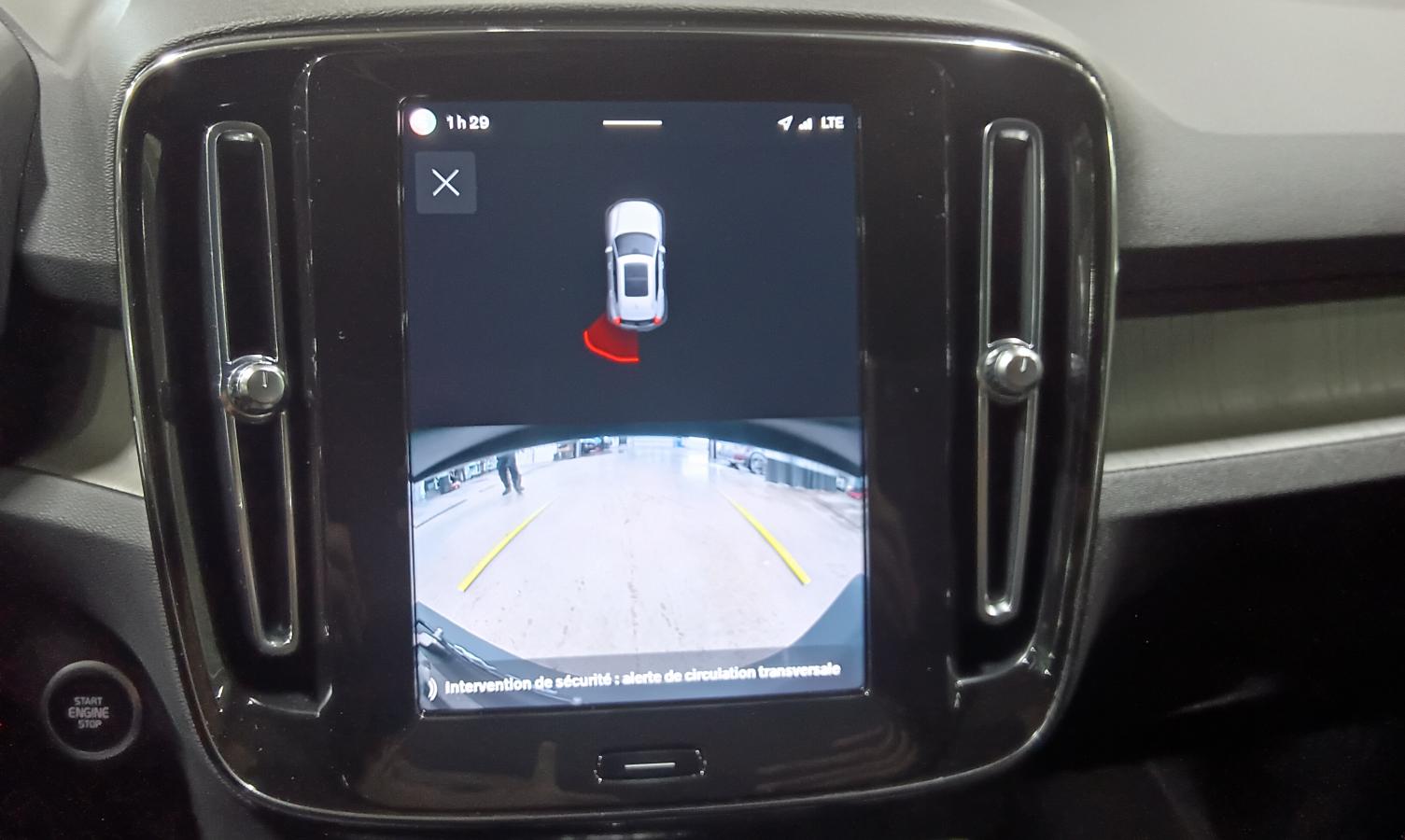 2023 Volvo XC40 - Image 23