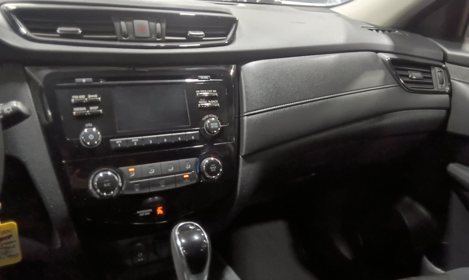 2017 Nissan Rogue - Image 14