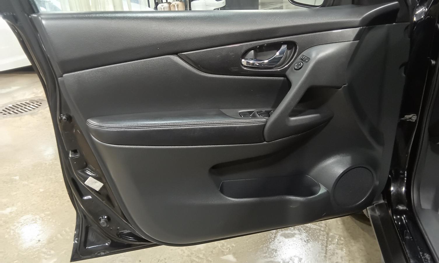 2017 Nissan Rogue - Image 16