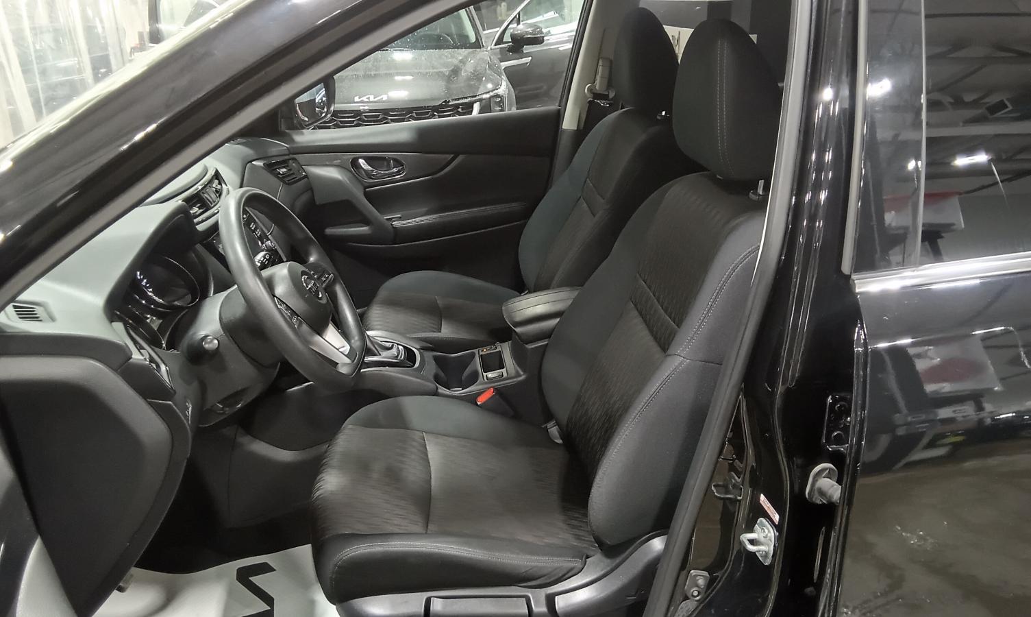 2017 Nissan Rogue - Image 18