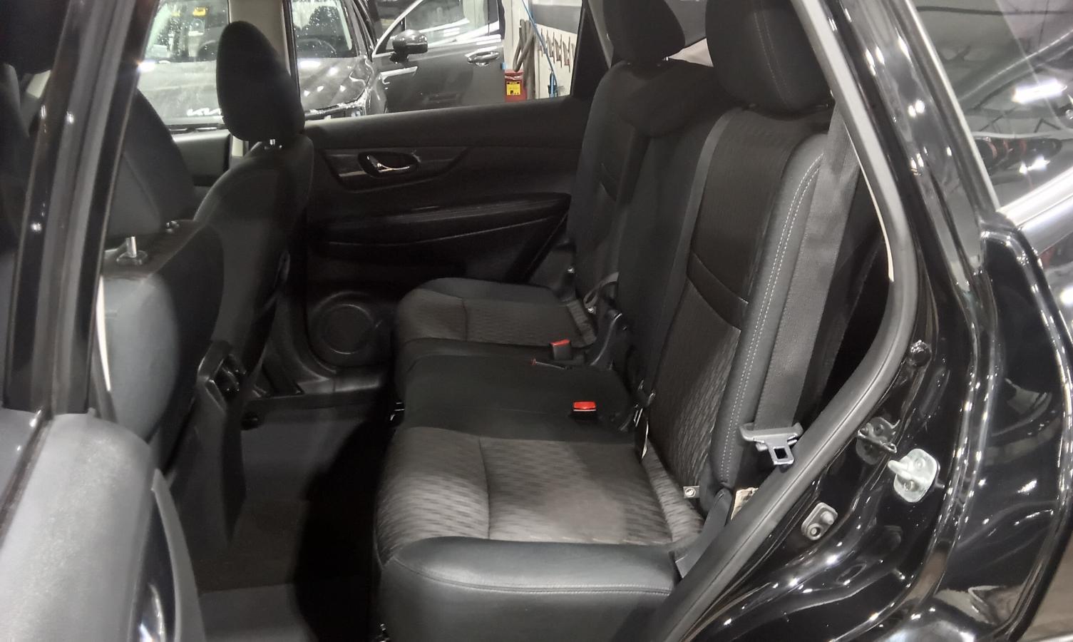 2017 Nissan Rogue - Image 20