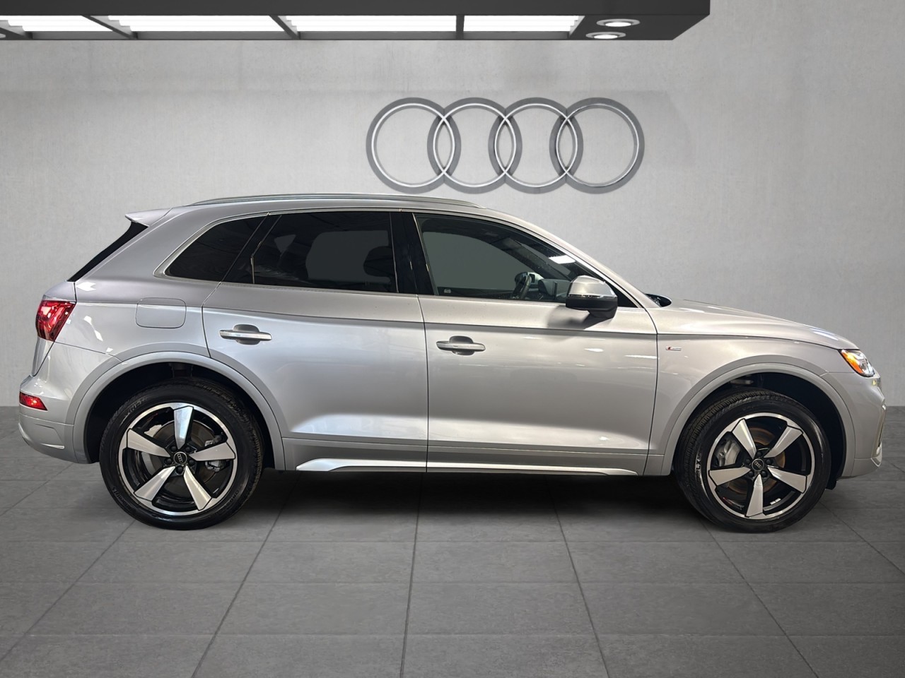 2024 Audi Q5 PHEV - Image 4