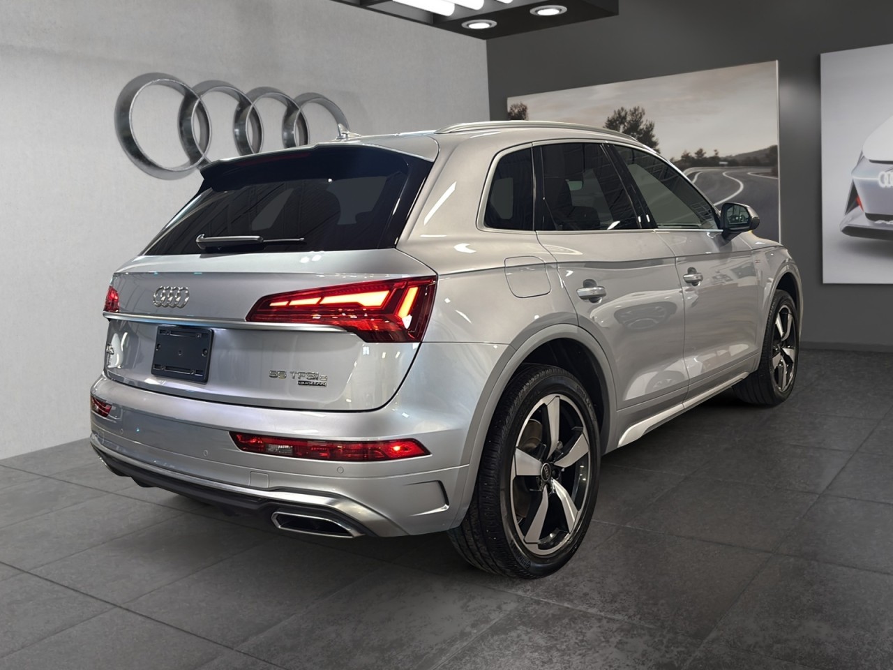 2024 Audi Q5 PHEV - Image 5