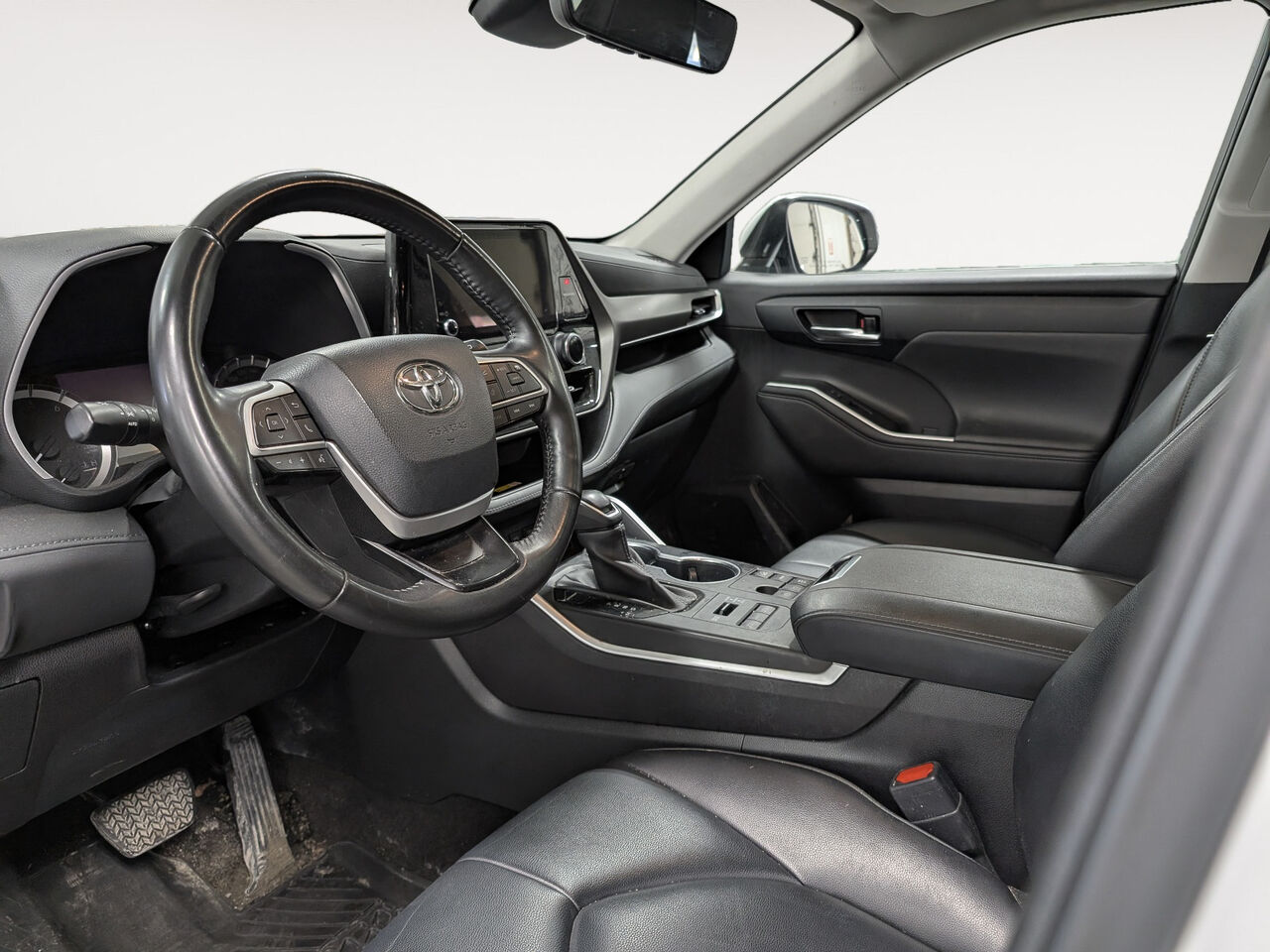 2023 Toyota Highlander - Image 9