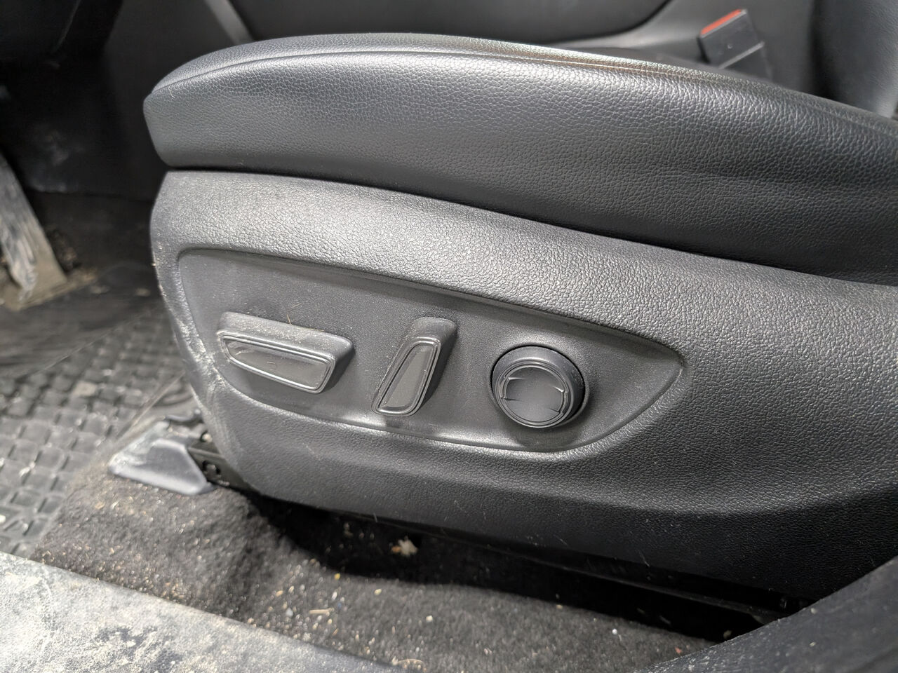 2023 Toyota Highlander - Image 11