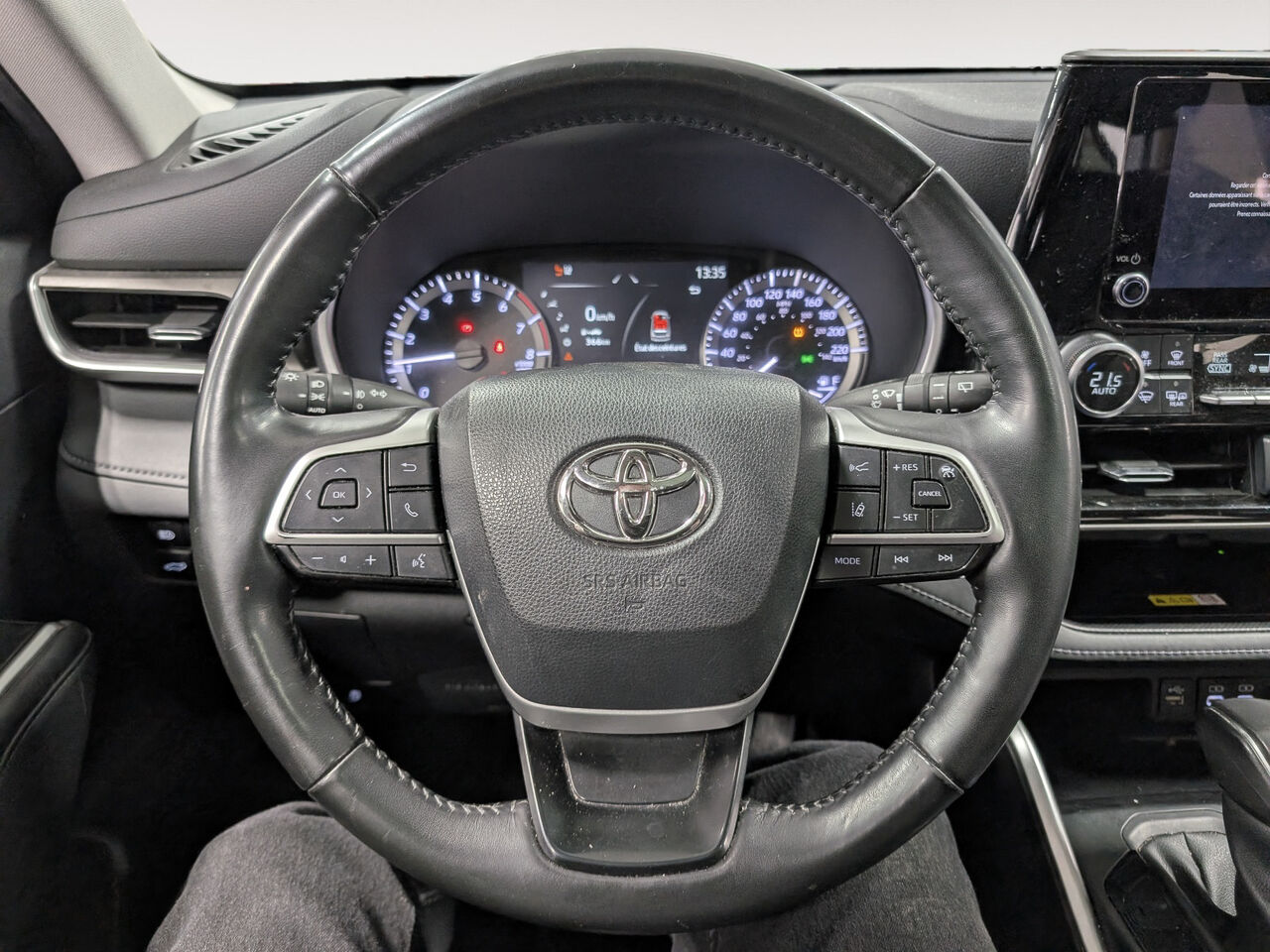 2023 Toyota Highlander - Image 13