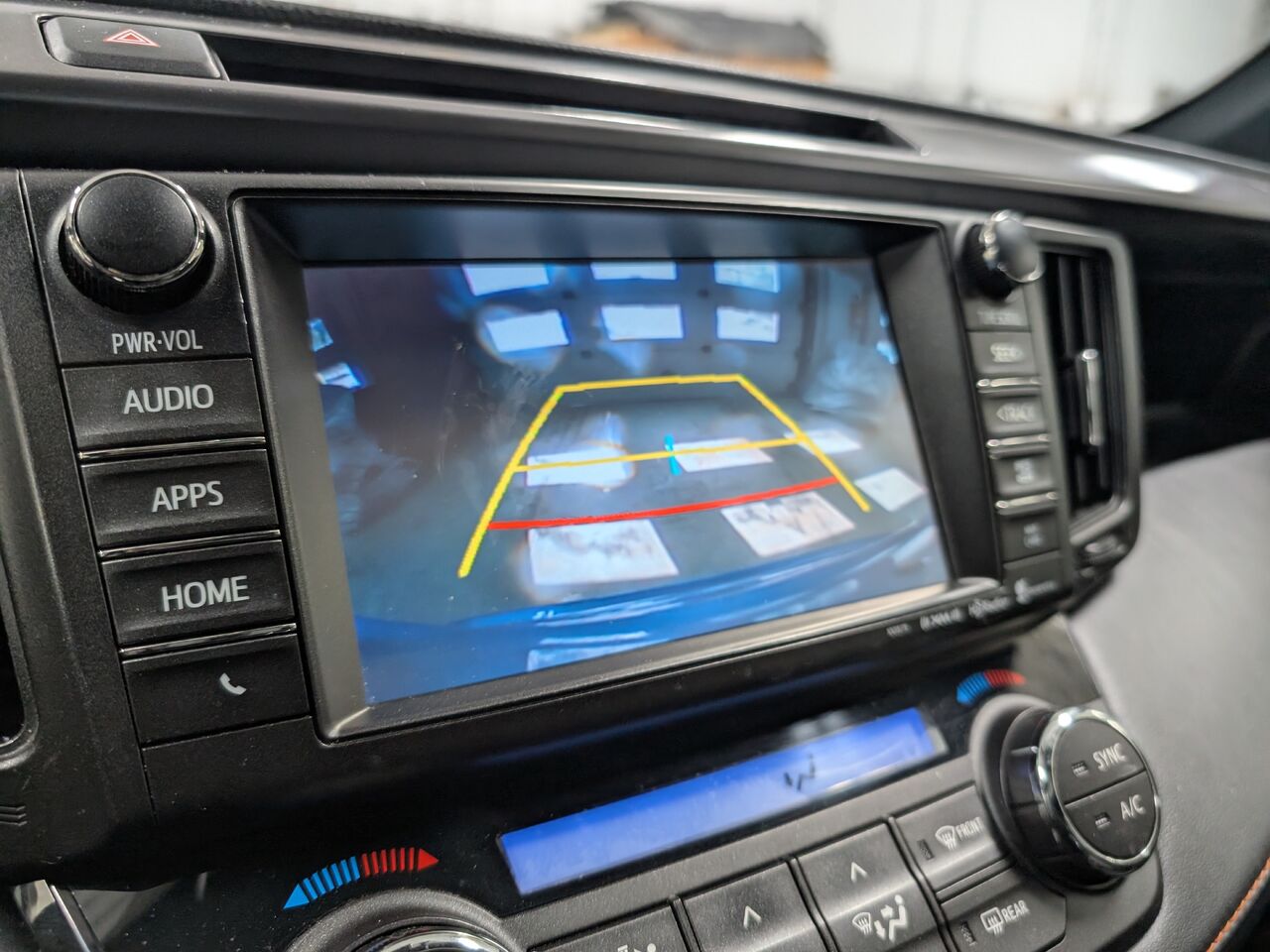 2017 Toyota RAV4 Hybride - Image 18
