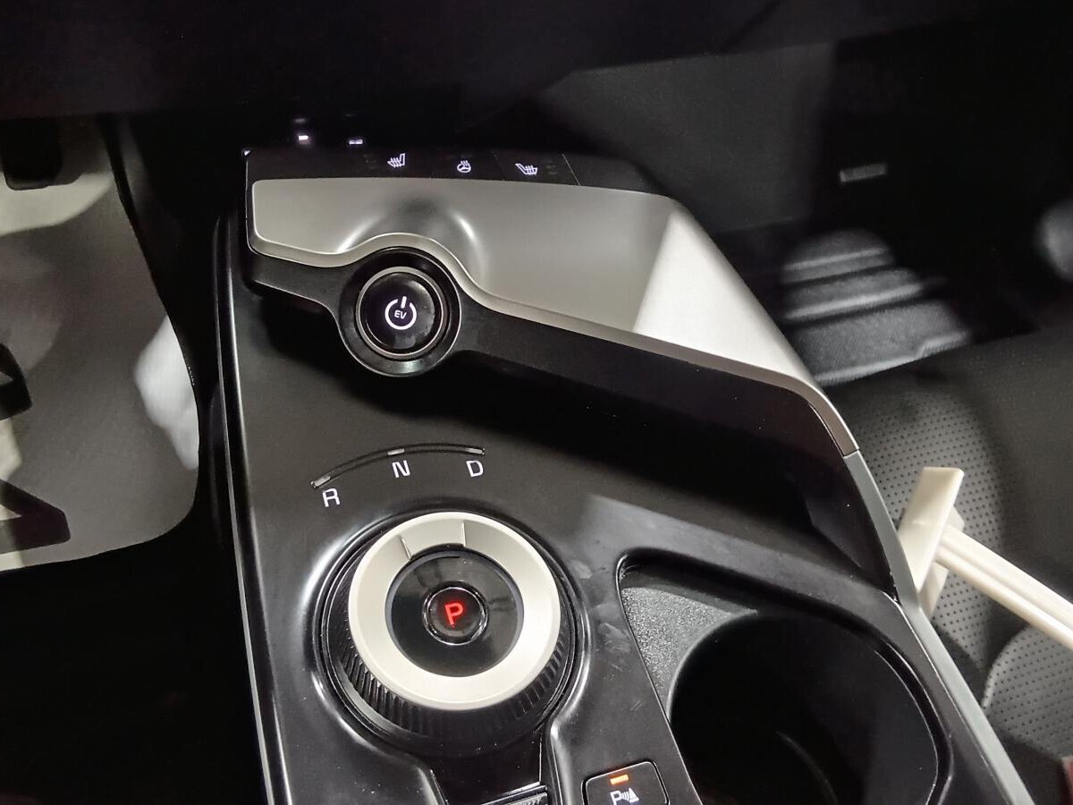 2025 Kia EV6 - Image 13