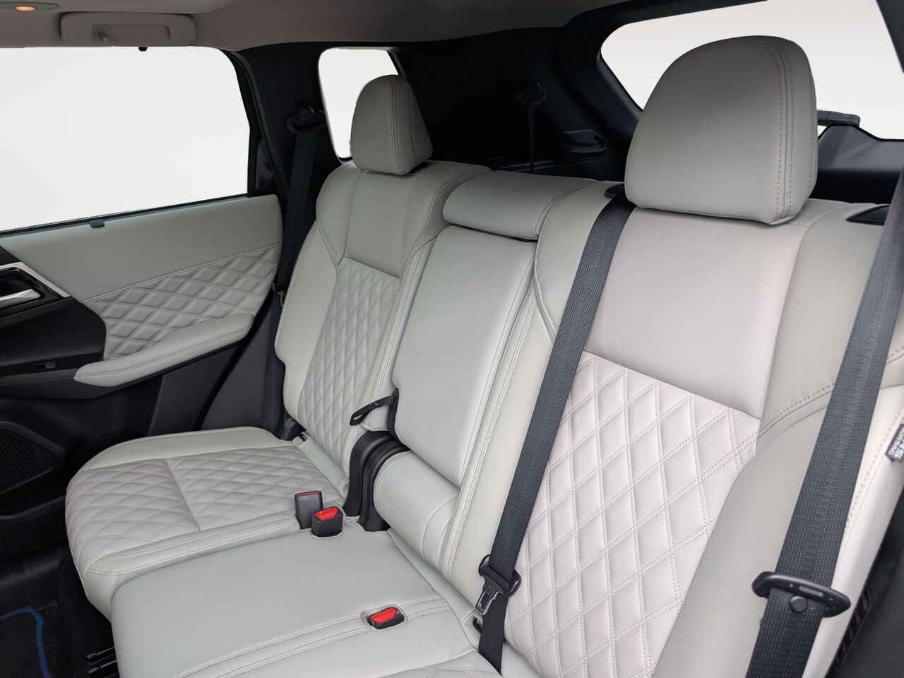 2023 Mitsubishi Outlander PHEV - Image 8