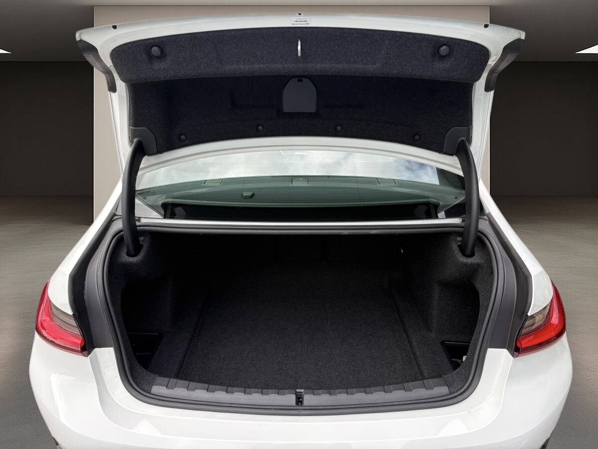 2022 BMW 330i - Image 8