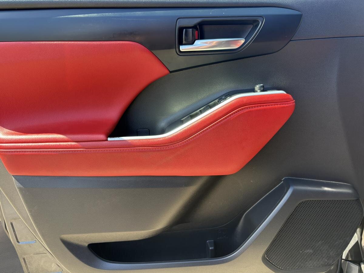 2022 Toyota Highlander - Image 24