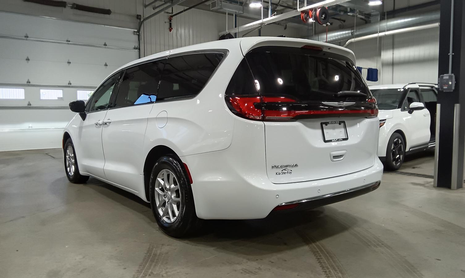 2025 Chrysler Pacifica - Image 2