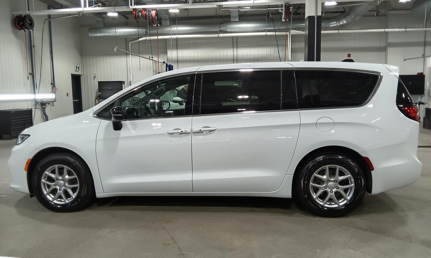 2025 Chrysler Pacifica - Image 3