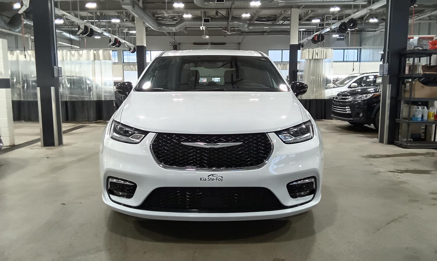 2025 Chrysler Pacifica - Image 4