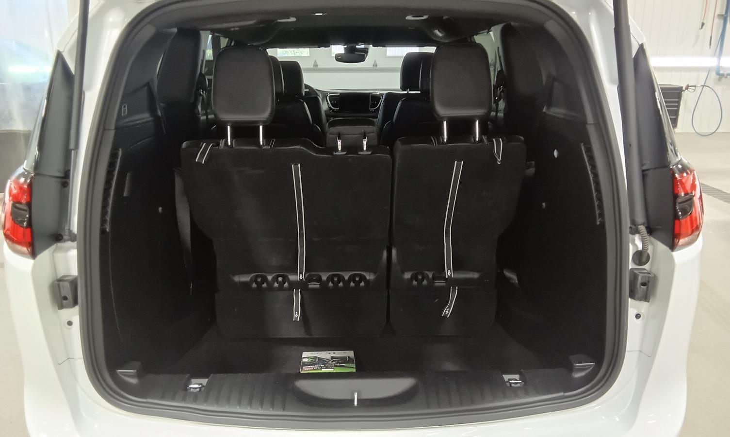 2025 Chrysler Pacifica - Image 8